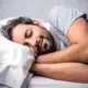 Hombre durmiendo en posición correcta